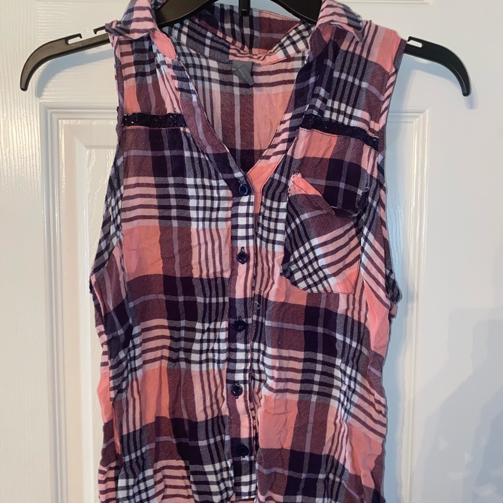 Plaid sleeveless collared shirt